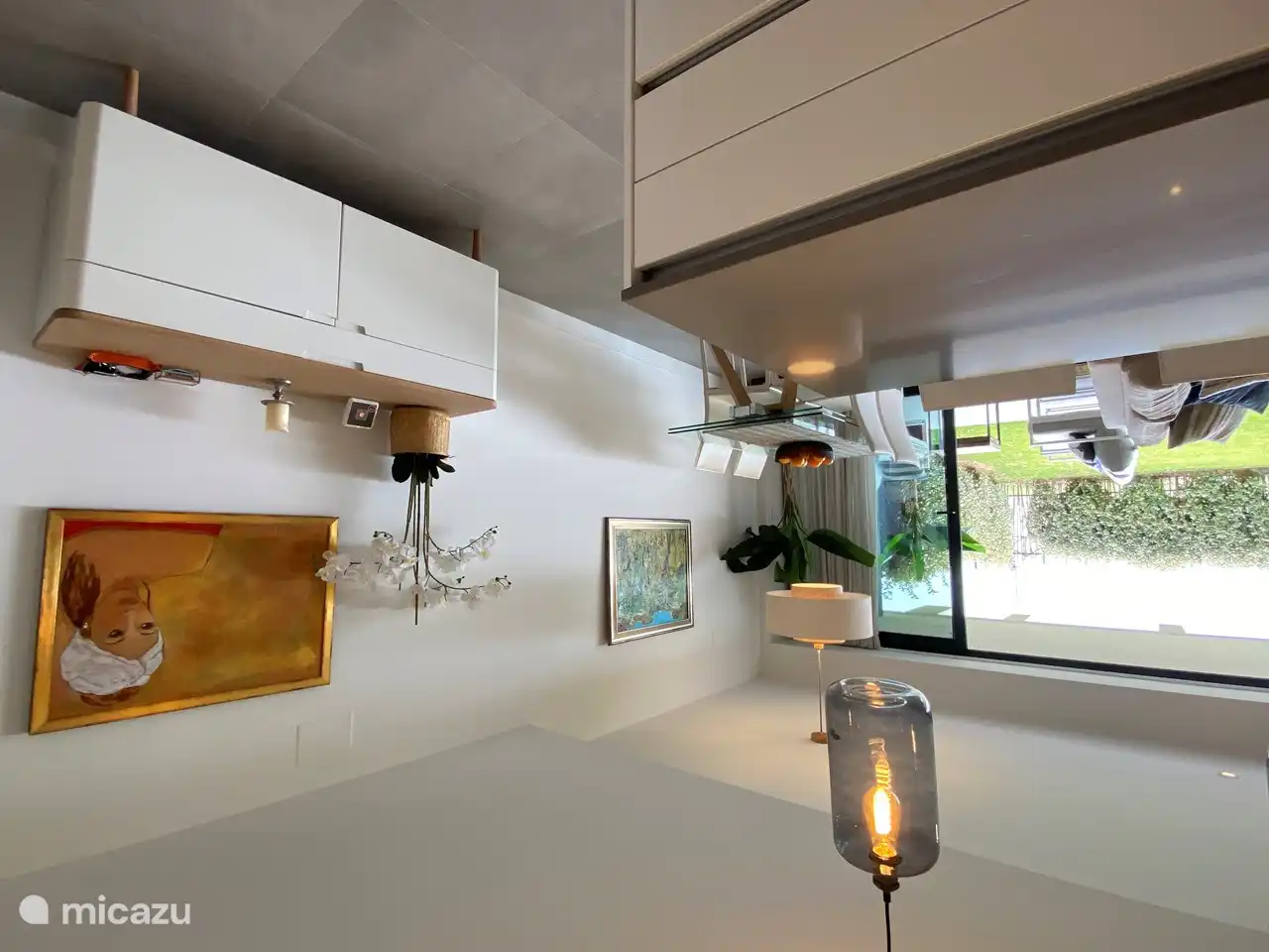 Aan de muur hangen originele schilderijen