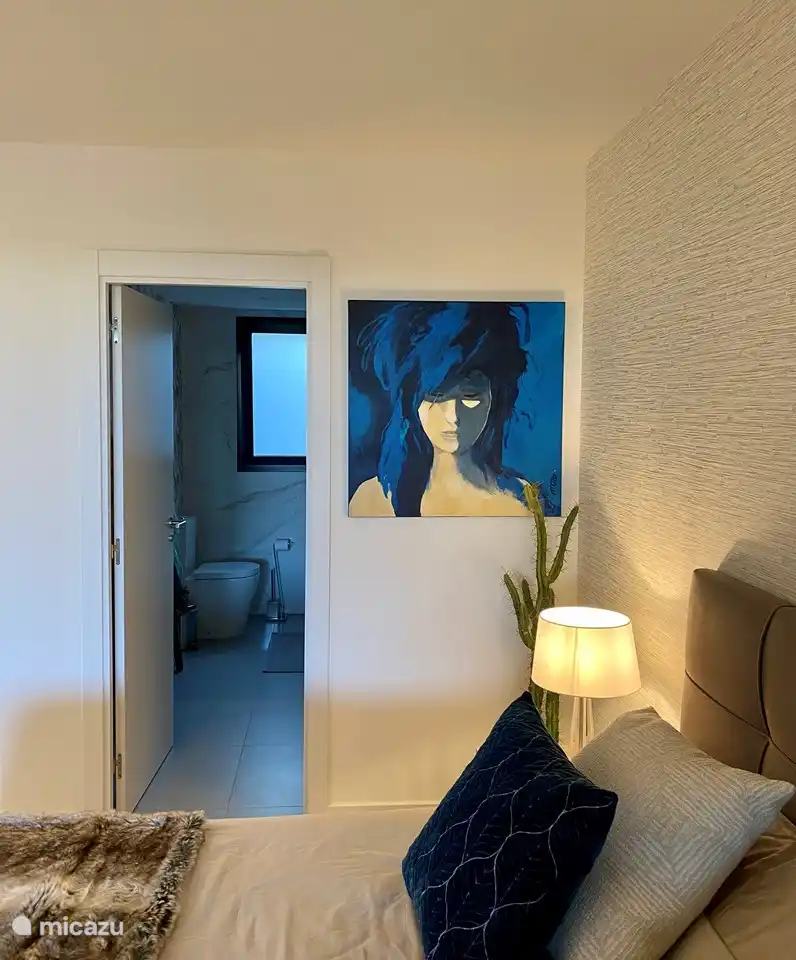 De badkamer grenst direct aan de slaapkamer 