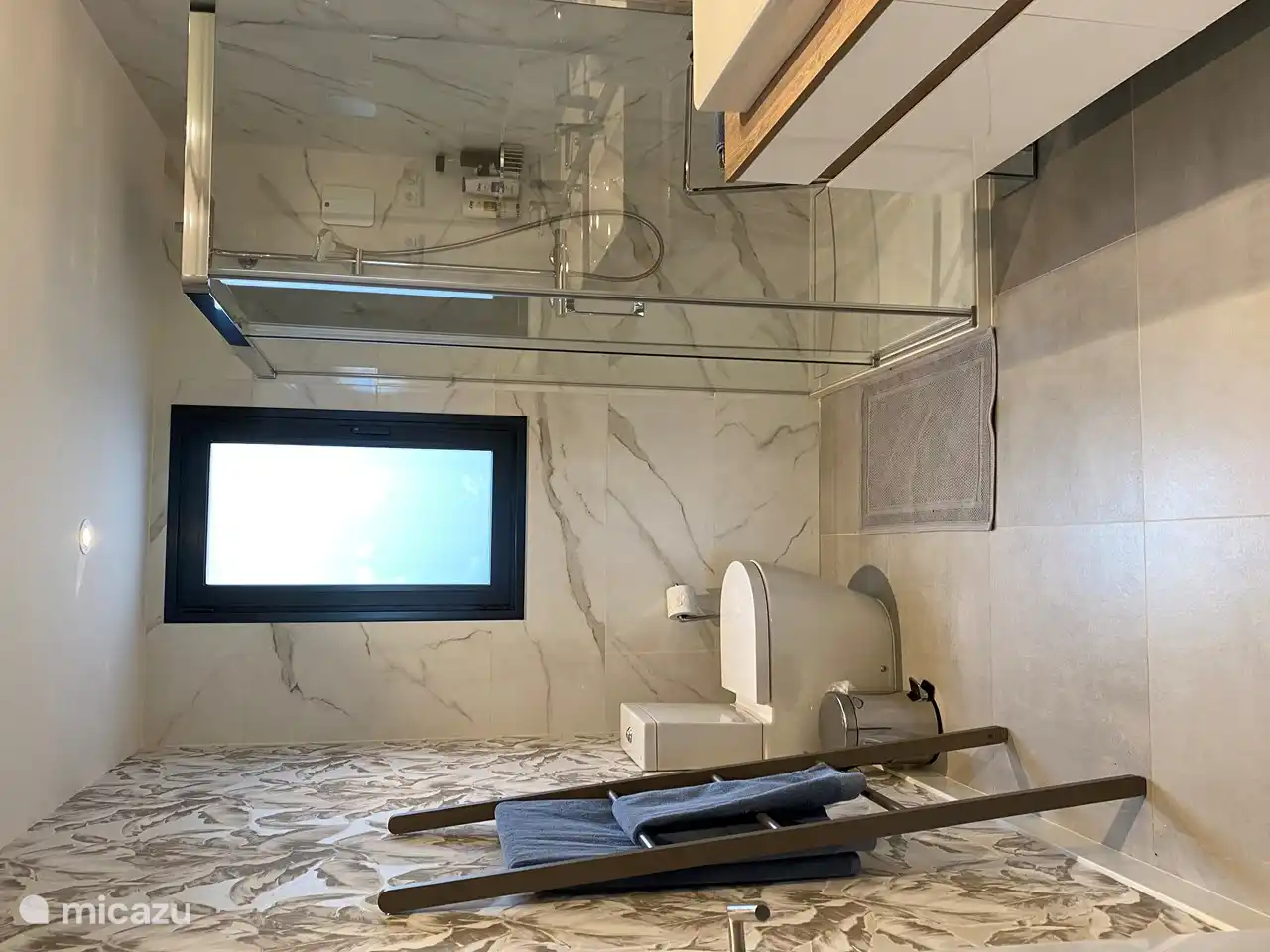 De 1e badkamer met inloopdouche