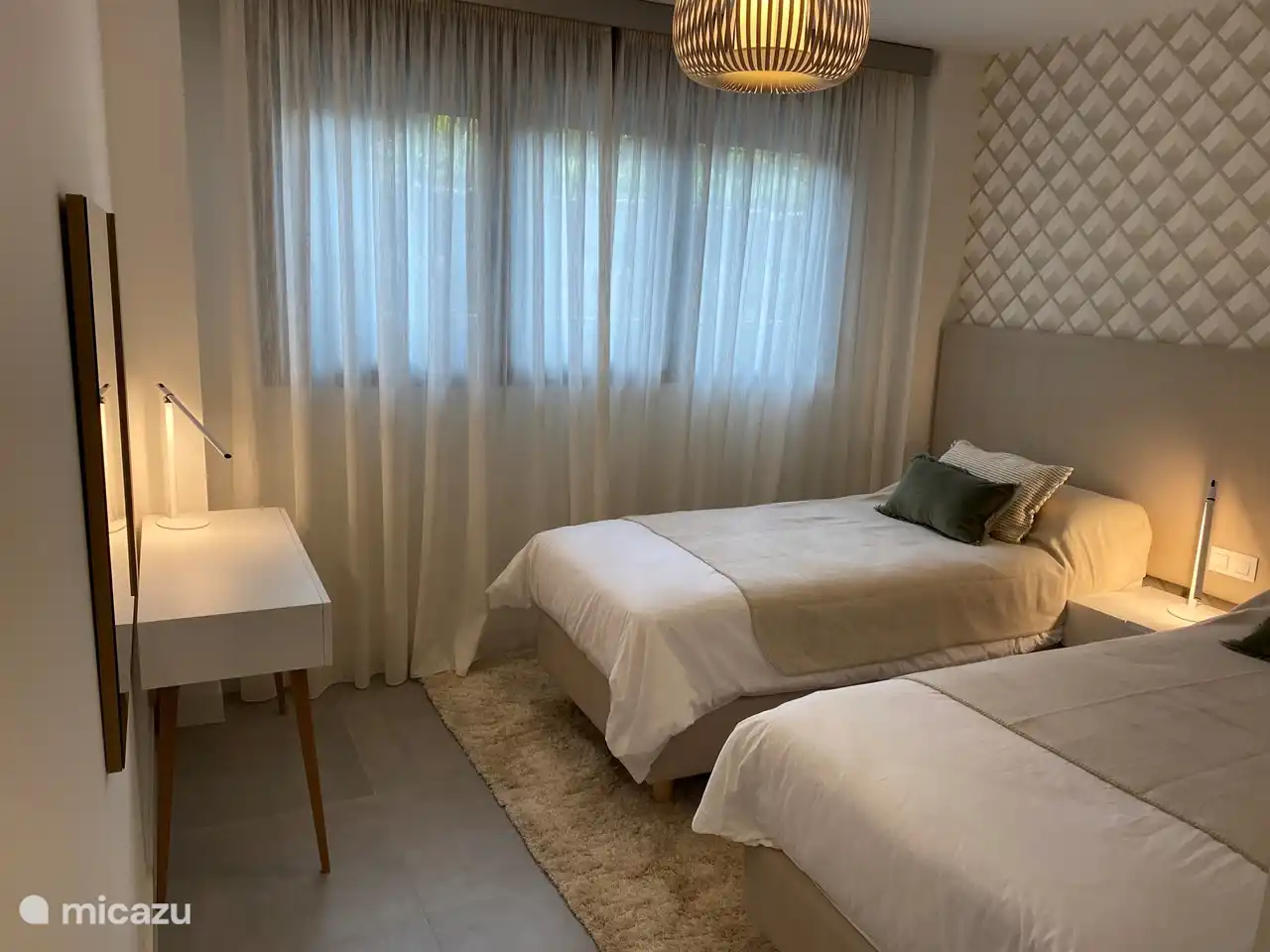 De 2e slaapkamer heeft 2 losse bedden die eventueel ook tegen elkaar kunnen worden geschoven. De raamzijde heeft een (handbediend) rolluik wat uitslapen tot een feestje maakt