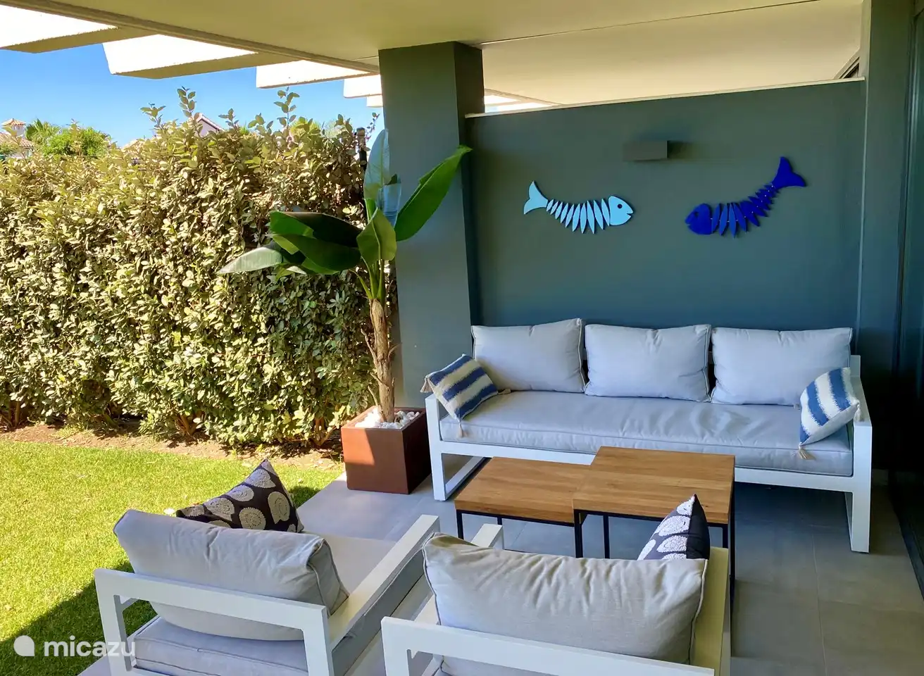 Een gezellige en comfortabele loungebank met stoelen