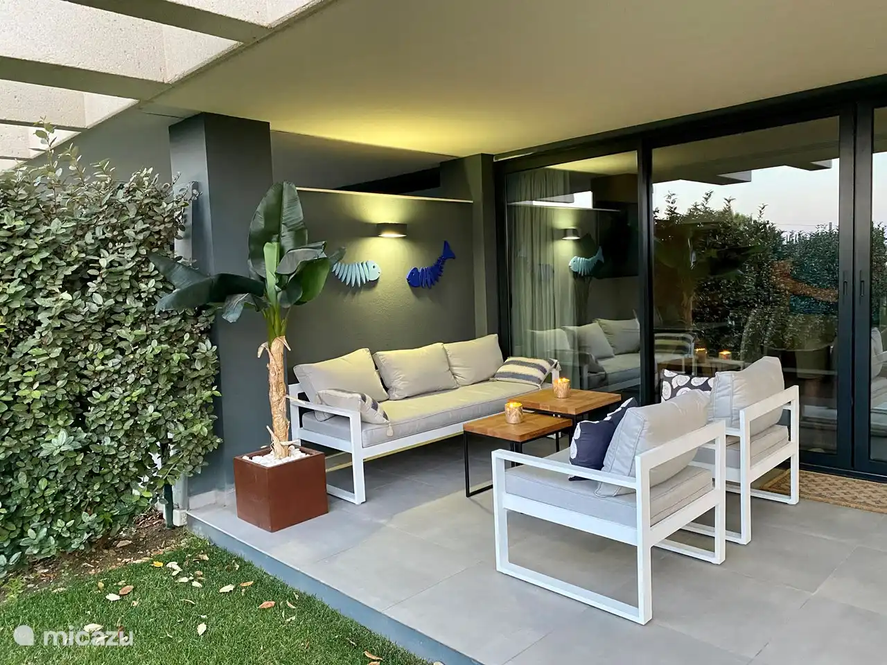 Door de buitenverlichting kan je nog lang buiten op het terras zitten