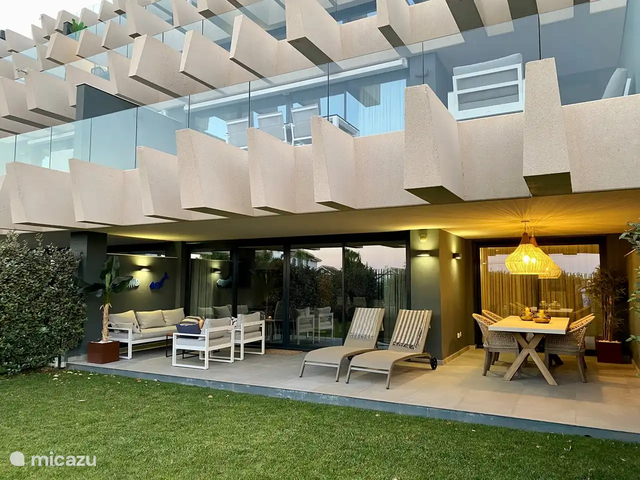 Het terras bezien vanuit de tuin