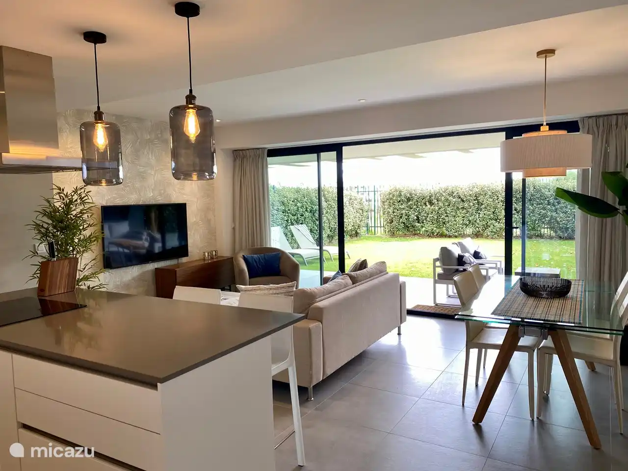 De schuifdeuren kunnen aan beide kanten open zodat buiten binnen wordt