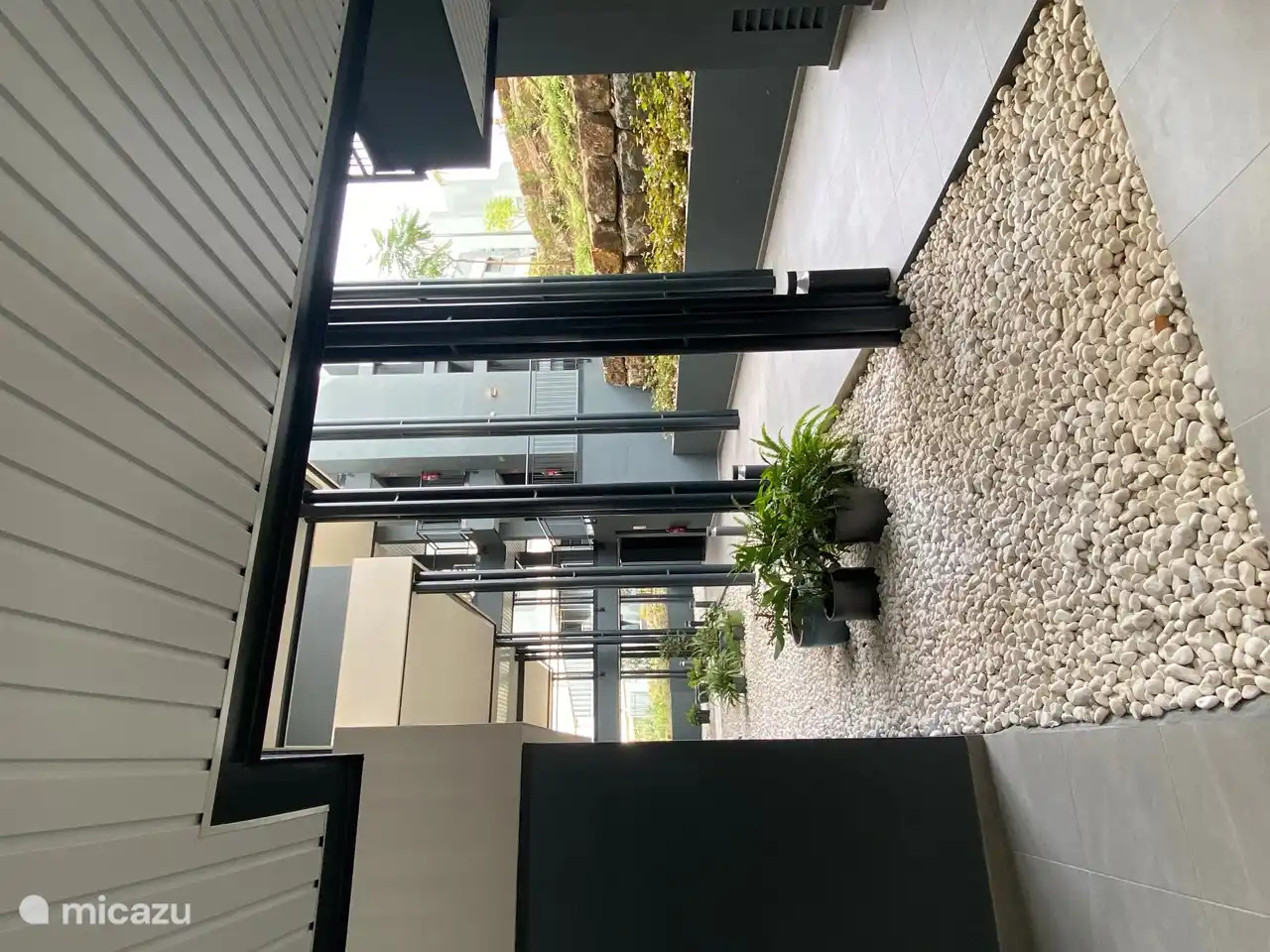 Gezien vanaf onze voordeur naar het niveau van het centrale gedeelte