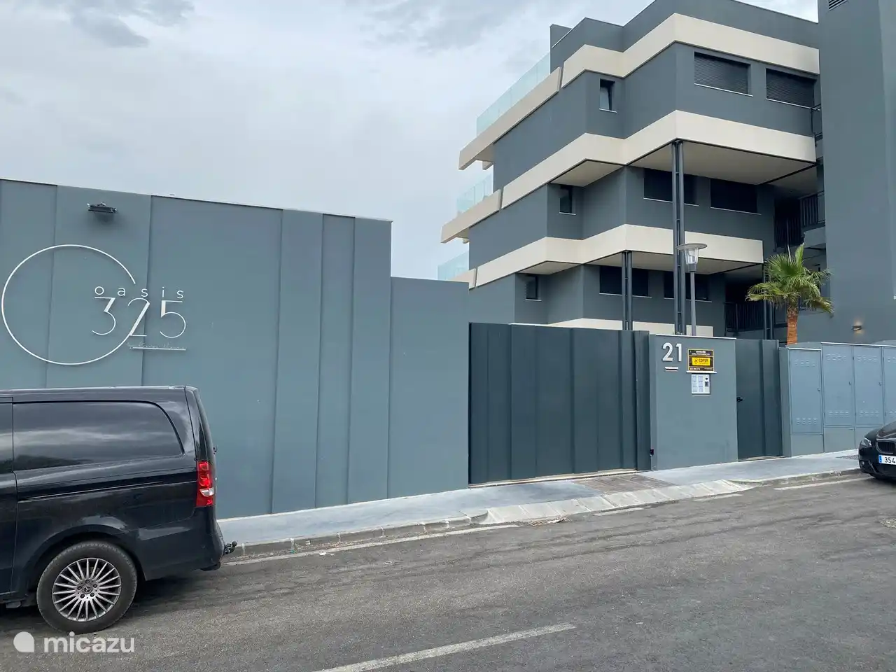 De linkerpoort geeft toegang tot een ondergrondse garage waar wij een privé parkeerplaats hebben. In de garage is camera toezicht waardoor optimale veiligheid is gegarandeerd.