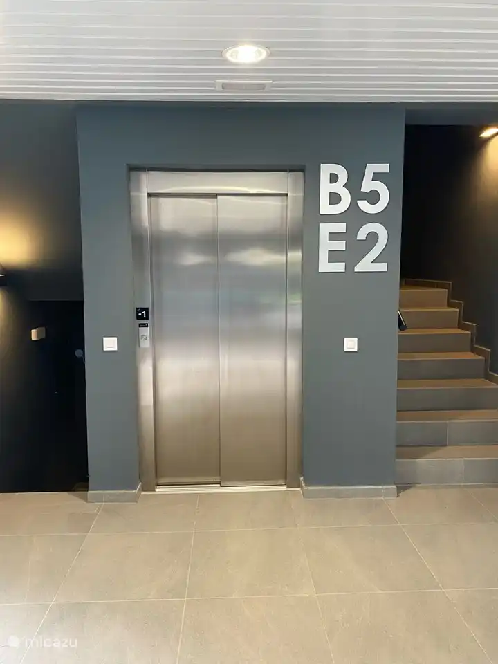 Vanuit de ondergrondse garage gaat de lift tot aan onze voordeur. Geen gesjouw met koffers en boodschappen dus.