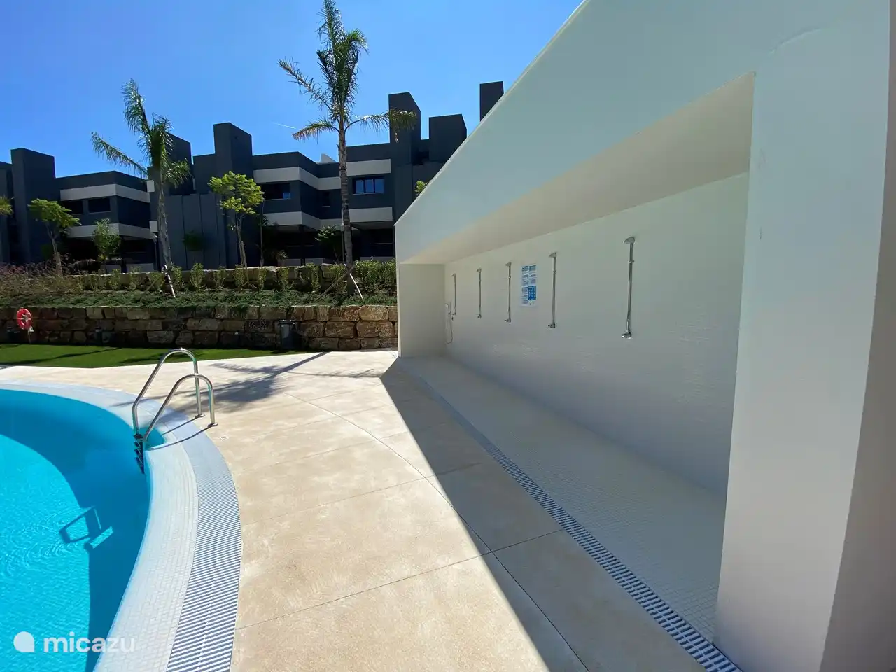 Bij het zwembad zijn douches