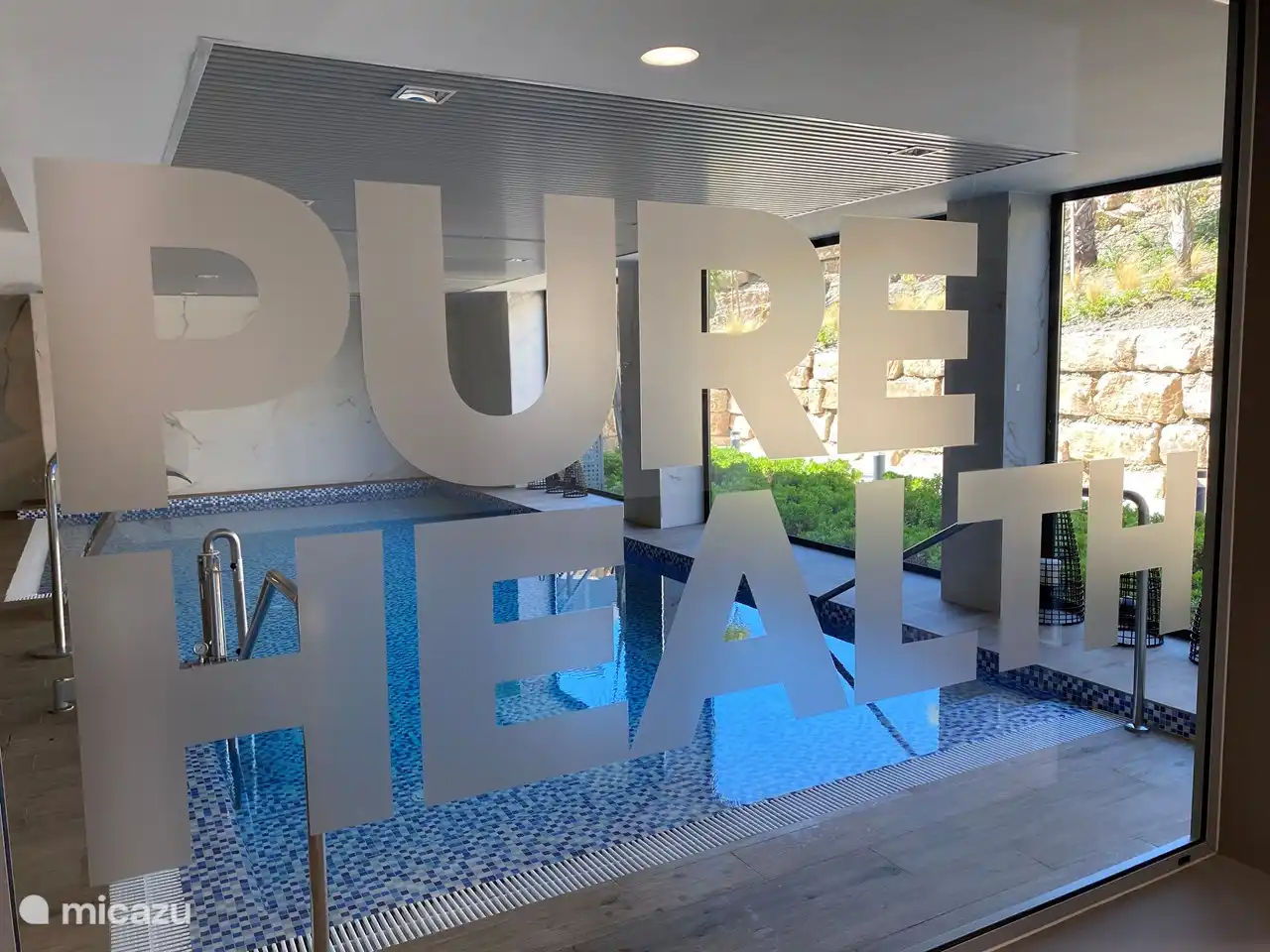 Een kijk op het verwarmde binnenzwembad 