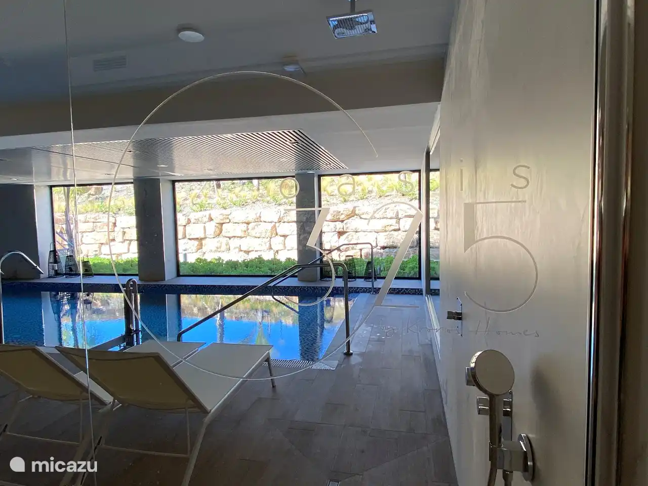 Het verwarmde binnenzwembad