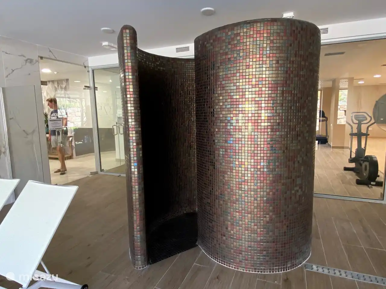 De douche van het binnenzwembad