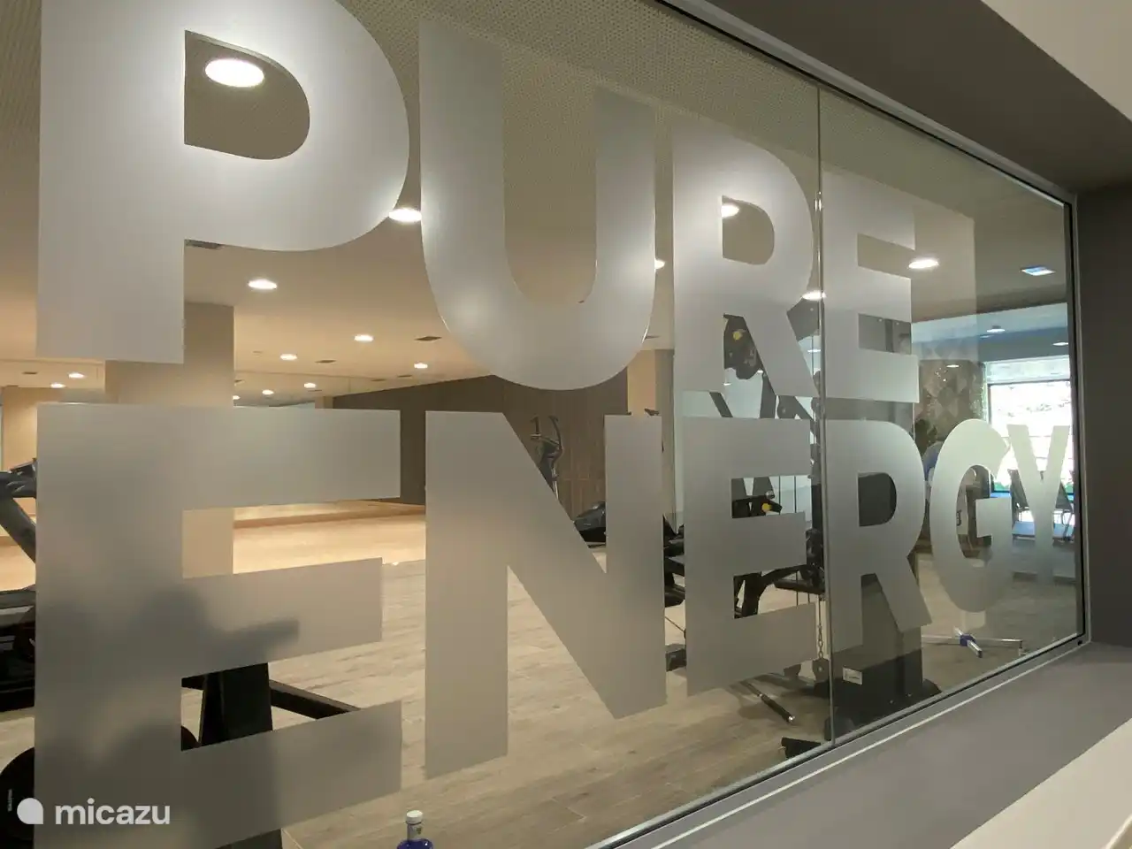 De ingang van de gym