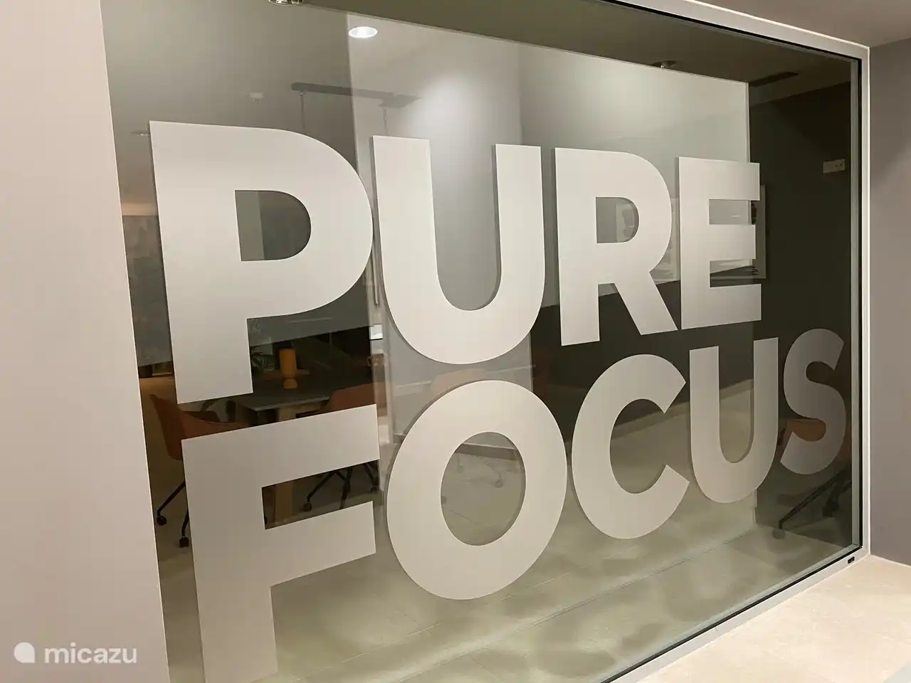 De toegang naar het business centrum om rustig te werken of een boek te lezen