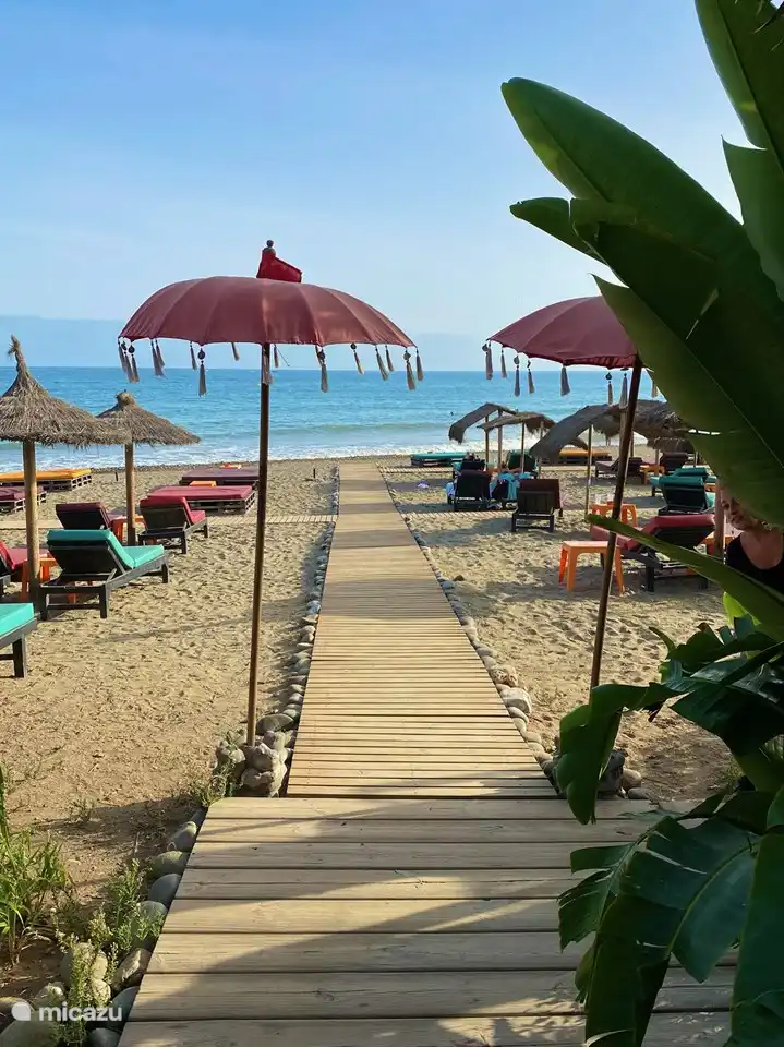 Het prachtige strand met heerlijke ligbedden van Sonora Beach op slechts 5 minuten rijden 