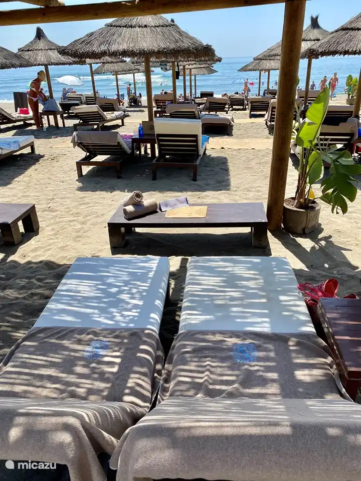 Voor een fractie van de prijs die je op Ibiza of St Tropez betaalt, lig je luxueus bij Beachclub Saldunas. Waar je overigens ook heerlijk kan lunchen en als je de zee niet in wilt, kan zwemmen in de rooftop pool. Op minder dan 10 minuten rijden van ons appartement.