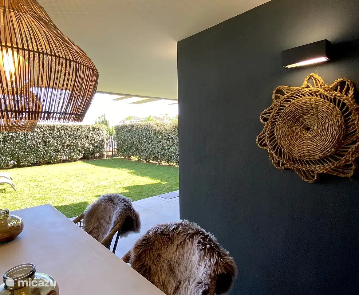 De buitentafel staat op een beschutte plek waardoor je er zowel in de zomer als winter prettig kan zitten
