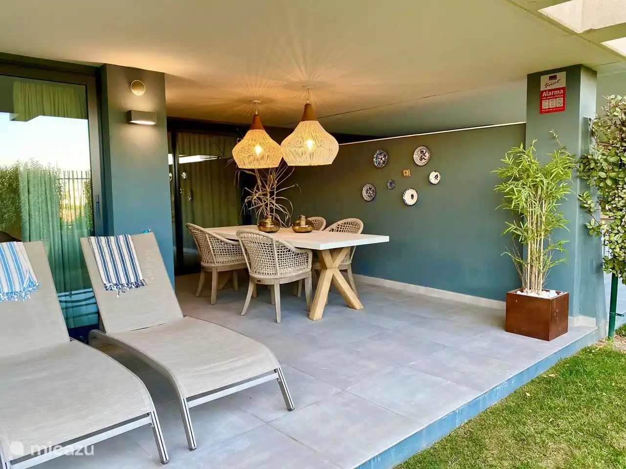 Buiten eten aan een tafel van 2.40 lang met 4 heerlijke kuipstoelen