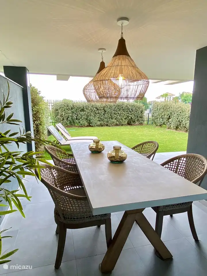 Vanuit de 1e slaapkamer kan je het terras op. Deze schuifdeur heeft een electrisch bediend rolluik wat uitslapen tot een feestje maakt