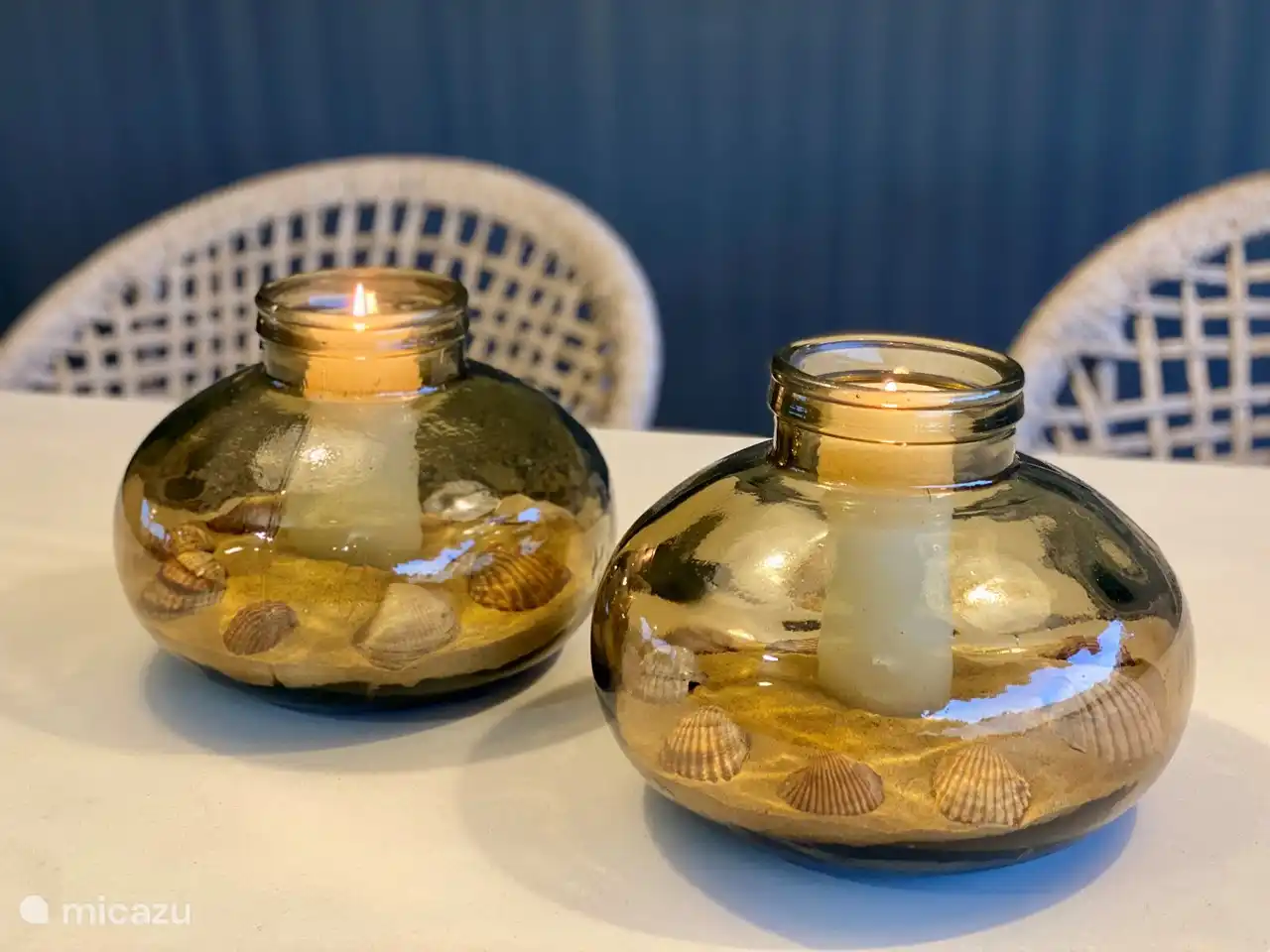 Steek gerust de kaarsen aan als je ‘s avonds gezellig aan de buitentafel zit te eten !