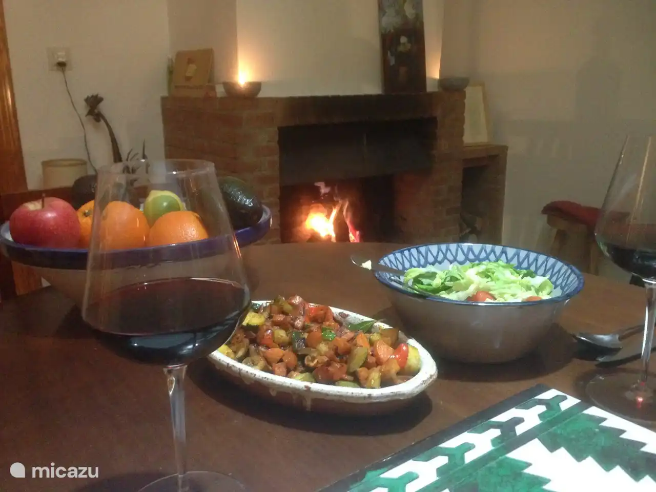 Winterabend mit dem Kamin. Es gibt jetzt einen etwas effizienteren Holzofen und Sie können immer noch ein gemütliches Feuer sehen.