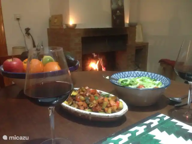 Casa de los Arboles - Iznájar | Espagne, Andalousie, Iznajar - maison de vacances Soirée d'hiver au coin du feu. Il y a maintenant un poêle à bois un peu plus efficace et vous pouvez toujours voir un feu agréable.