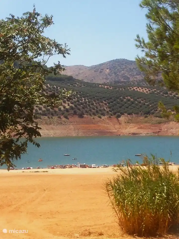 Strand am See Iznájar 15 Autominuten entfernt. Das Foto wurde von der Terrasse eines Straßencafés, Chiriguito de Valdearenas de Gracia y Paco, aufgenommen