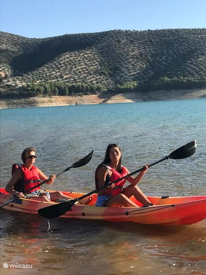 Kanus und Paddelbretter können am Strand gemietet werden. Sie können einen Segeltörn oder eine Kreuzfahrt machen.