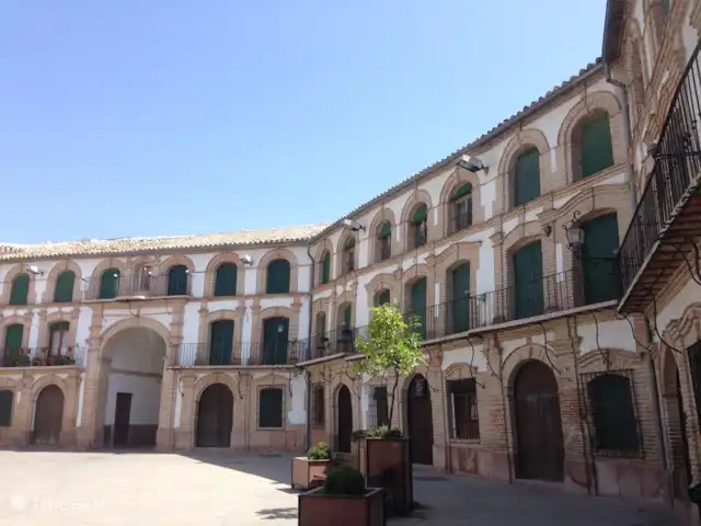 Casa de los Arboles - Iznájar | Espagne, Andalousie, Iznajar - maison de vacances Plaza de Ochivada à Archidona. C'est l'une des plus anciennes arènes d'Andalousie - mais généralement une belle place de village.