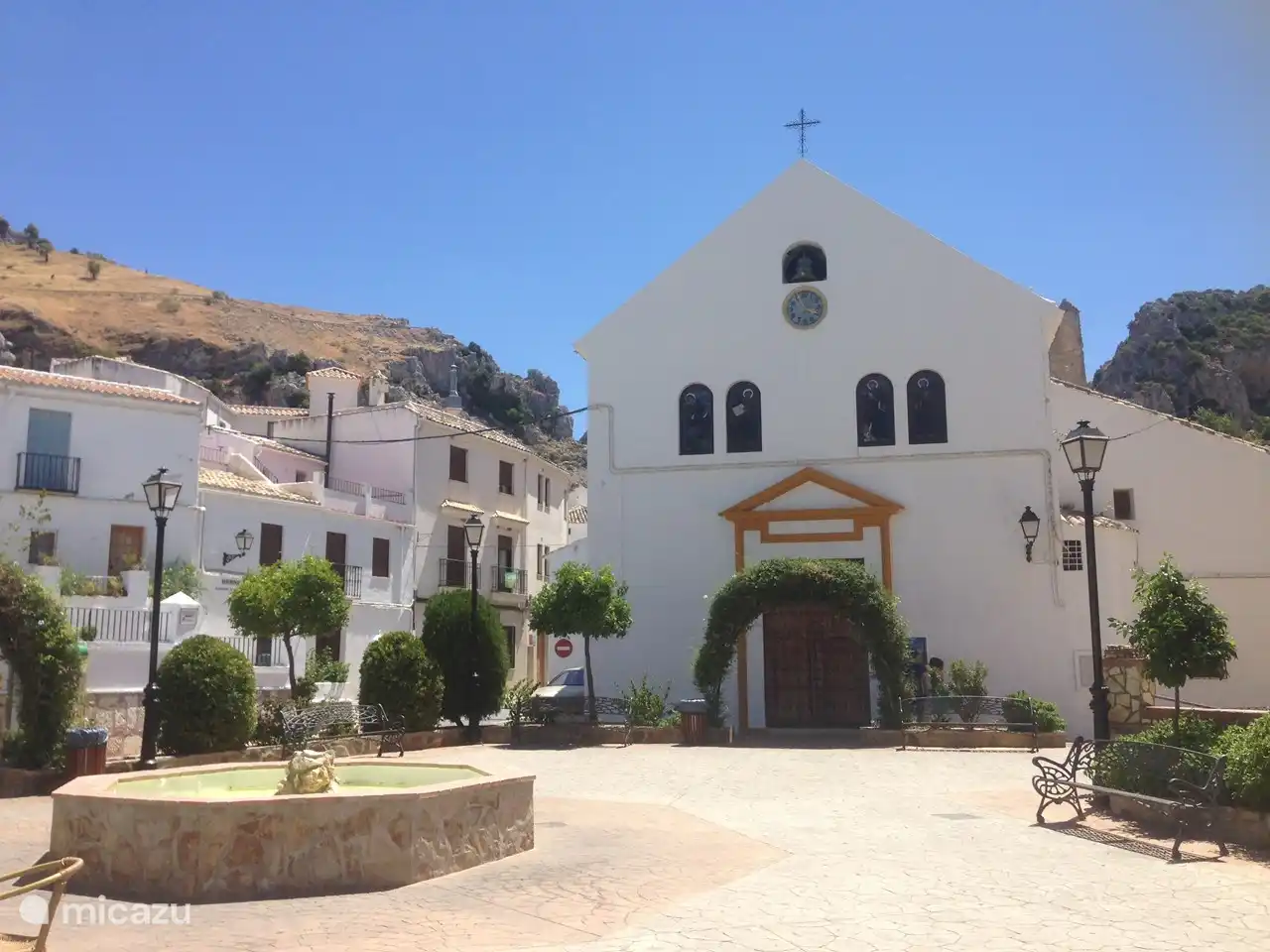 Zuheros, ein wunderschönes weißes Dorf hoch in der Subbbetica. Es hat einen alten Turm auf einem Felsen und eine spezielle Fledermaushöhle, in der Sie auch alte Höhlenzeichnungen sehen können.