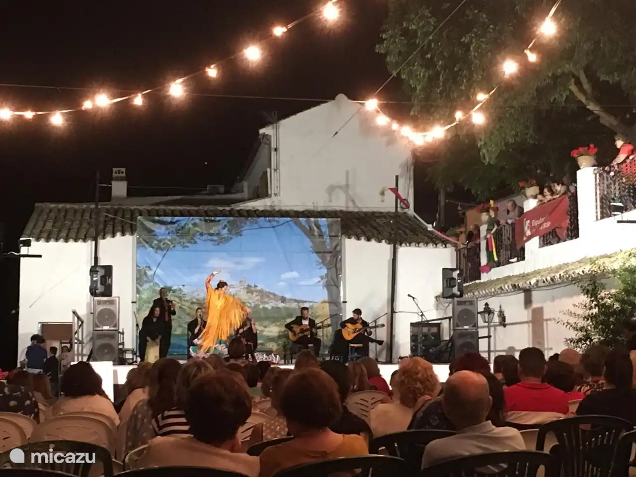 Flamenco, hier in unserem eigenen Open-Air-Theater in Iznájar, gehört dazu. Sie können schöne Shows an stimmungsvollen Orten buchen (auch Lunch-Performance). Infos dazu bei Buchung und in unserem Haus.