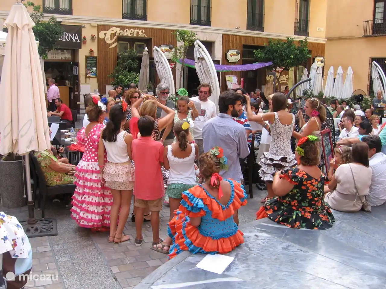 Das Sommerfest in Málaga ist sehr stimmungsvoll und gemütlich. Tagsüber in der Stadt und nachts in Zelten auf einem großen Partygelände mit Theater, Musik und Tanz und natürlich Tapas und leckeren Drinks.