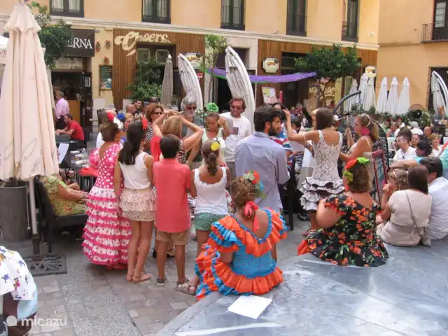 Casa de los Arboles - Iznájar | Espagne, Andalousie, Iznajar - maison de vacances La fête d'été à Málaga est très atmosphérique et confortable. Pendant la journée dans la ville et la nuit sous des tentes sur un grand espace de fête avec théâtre, musique et danse et bien sûr des tapas et des boissons savoureuses.