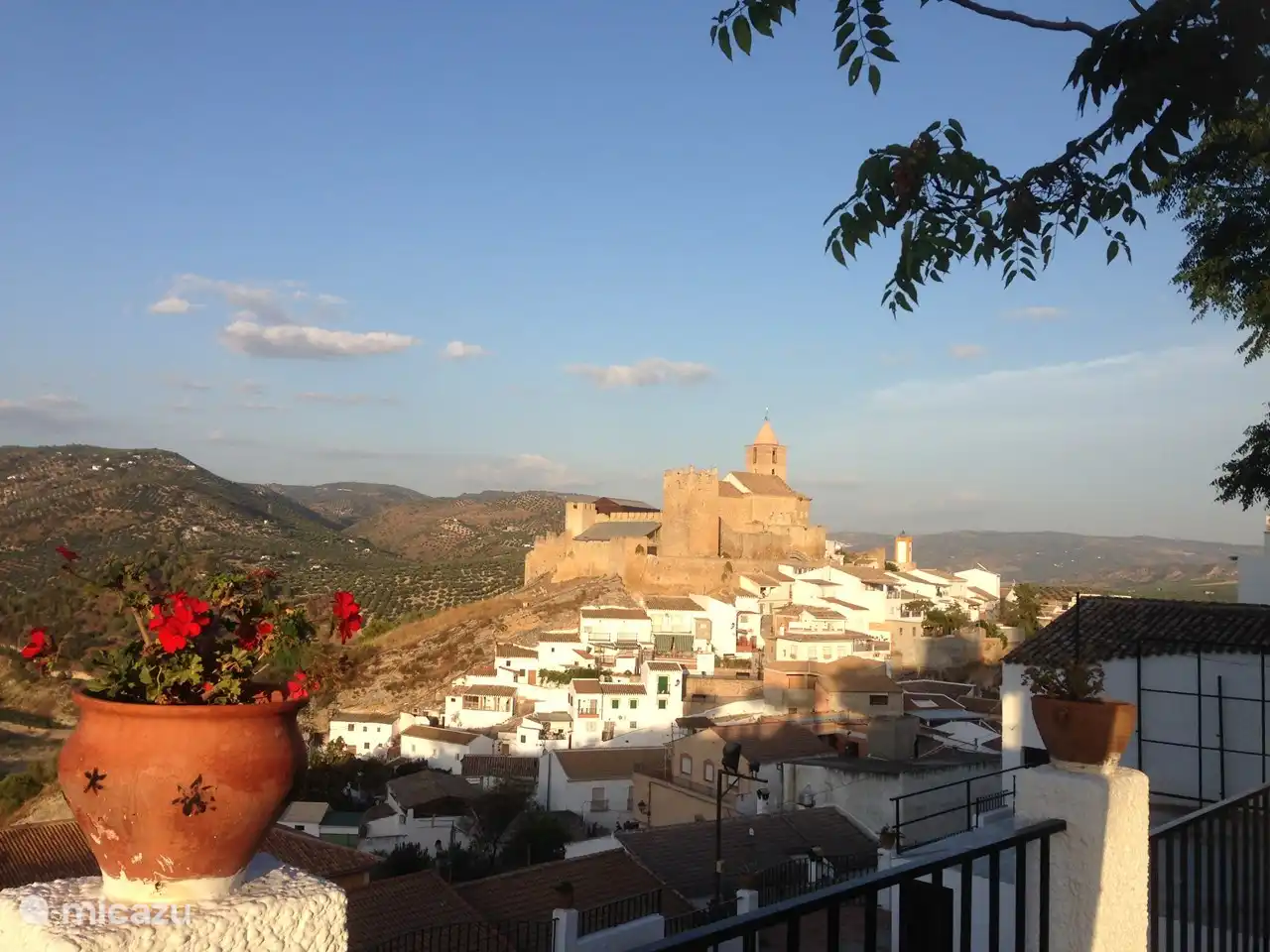 Iznájar ist eine alte weiße Stadt mit einer maurischen Burg (Alcazaba), die Sie besuchen können.