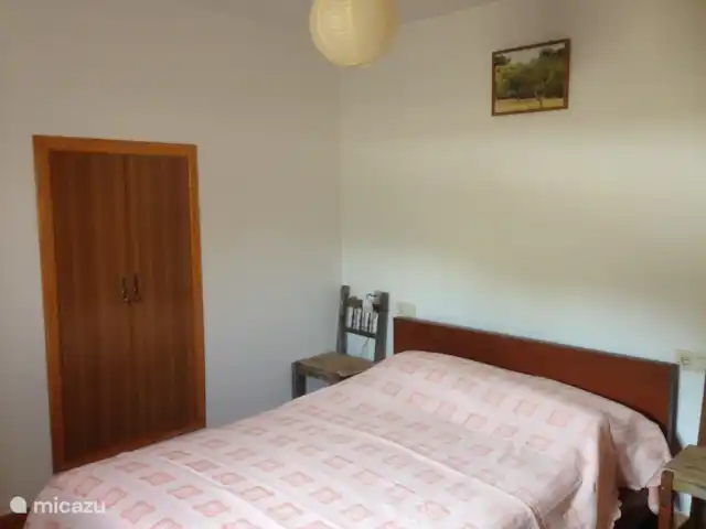 Casa de los Arboles - Iznájar | Espagne, Andalousie, Iznajar - maison de vacances La chambre 'parents' à côté du salon. Cela a un grand placard à vêtements / linge et un placard intégré avec des draps et des serviettes. Il y a un ventilateur avec un cadre calme pour les nuits chaudes.
