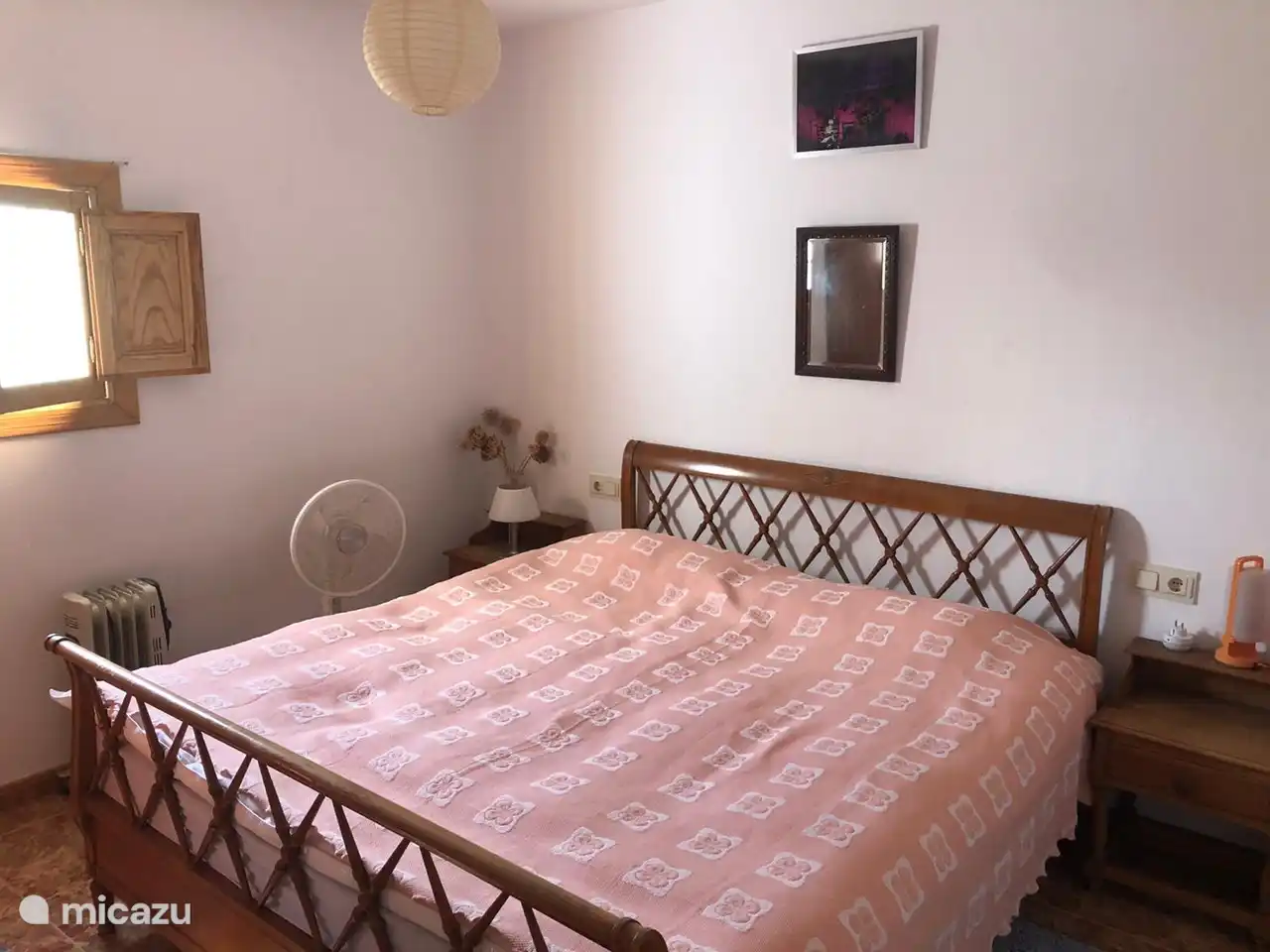 Mittleres Schlafzimmer. Es gibt einen geräumigen Kleiderschrank. Ein Fenster mit Rollladen und Fliegengitter. Im Moment gibt es ein Doppelbett. Ventilator mit leiser Einstellung für wärmere Nächte.