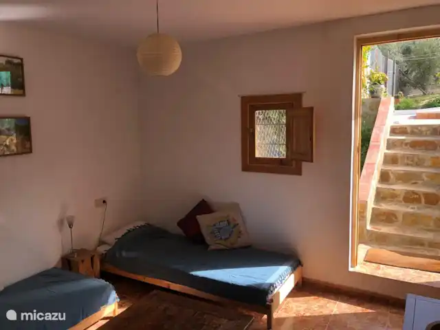 Casa de los Arboles - Iznájar | Espagne, Andalousie, Iznajar - maison de vacances Salon de jardin, avec porte sur terrasse avec piscine.