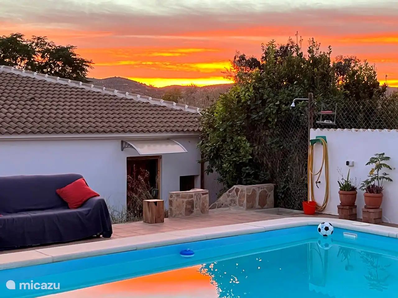 Genießen Sie ein Bad in der untergehenden Sonne. Sept. 2022