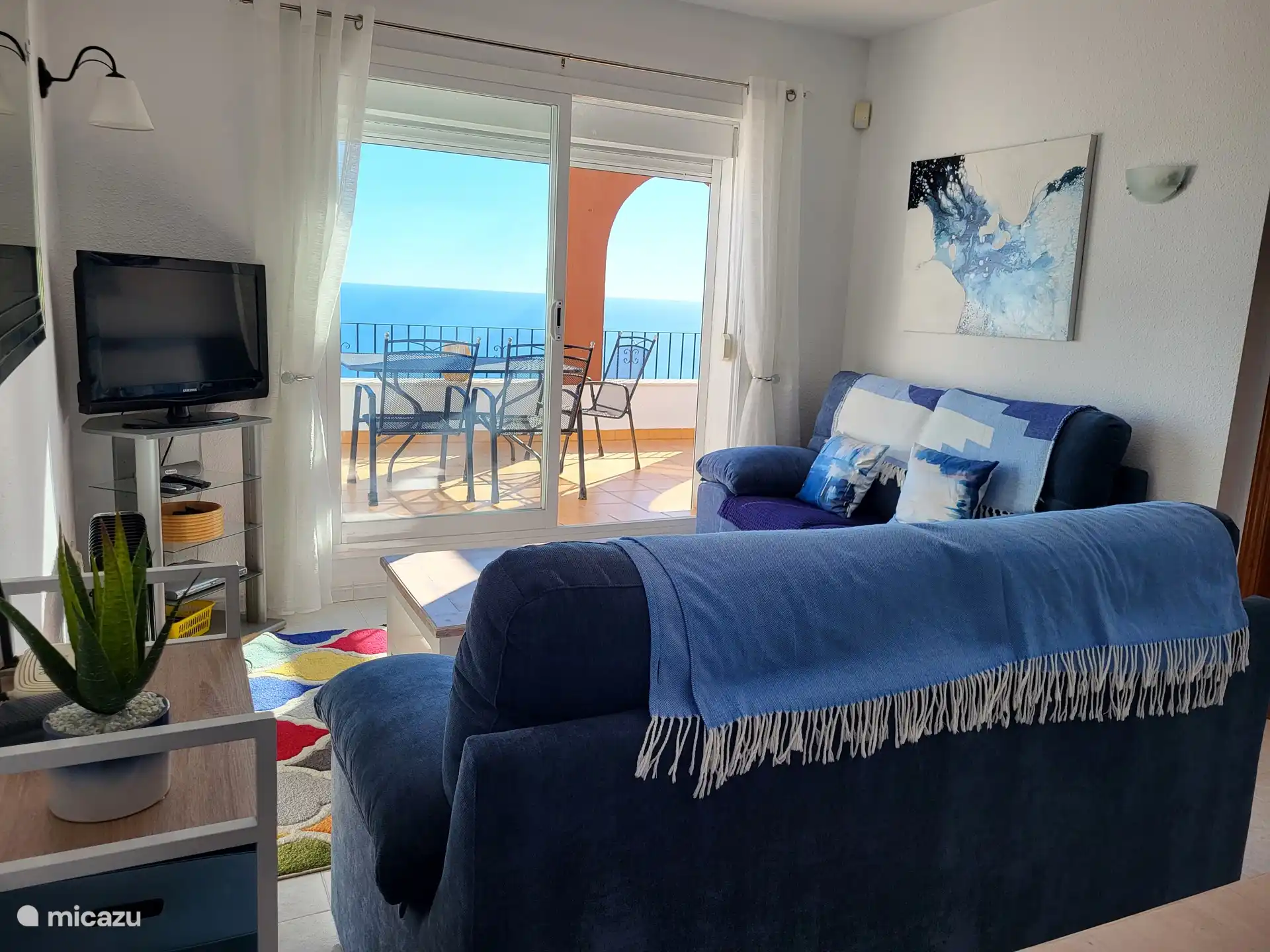 Wohnzimmer mit zwei Sofas