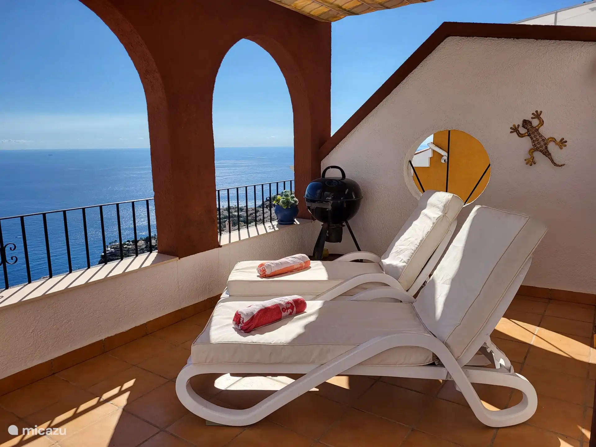 Zwei robuste Sonnenliegen mit sehr bequemen Kissen