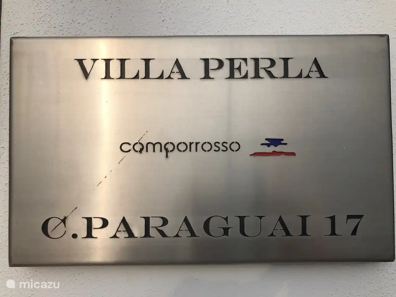 Villa Perla, cartel de dirección