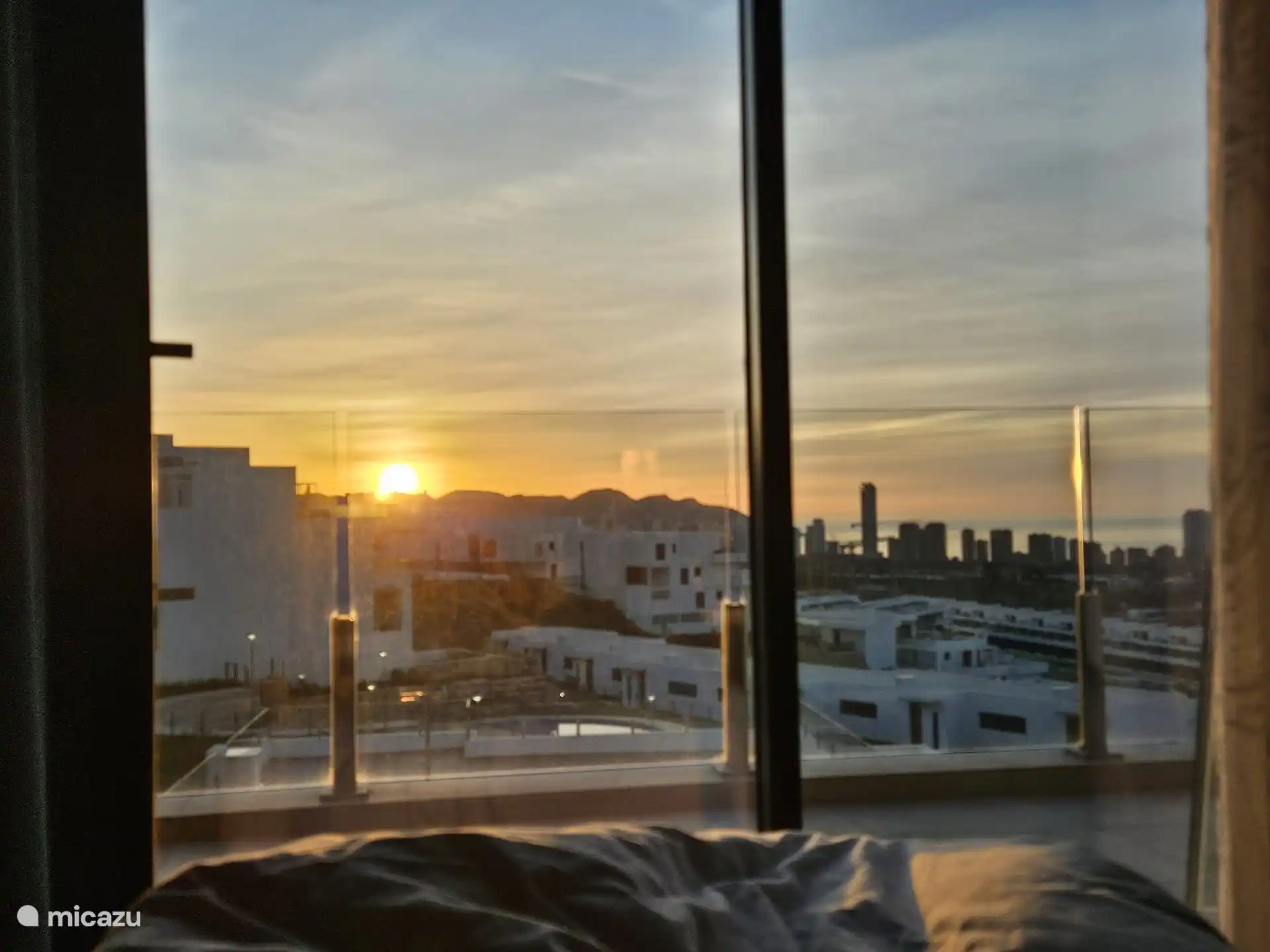 Amanecer desde el dormitorio de la planta baja.