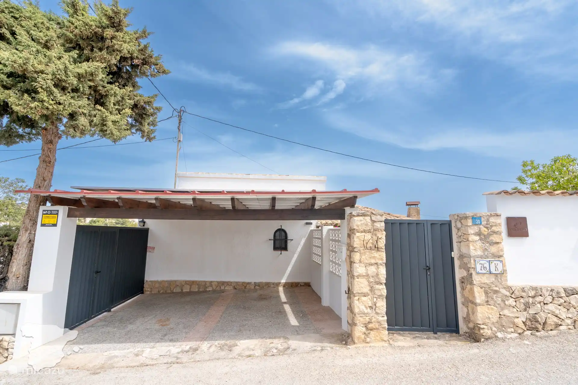 Auffahrt mit privatem Parkplatz