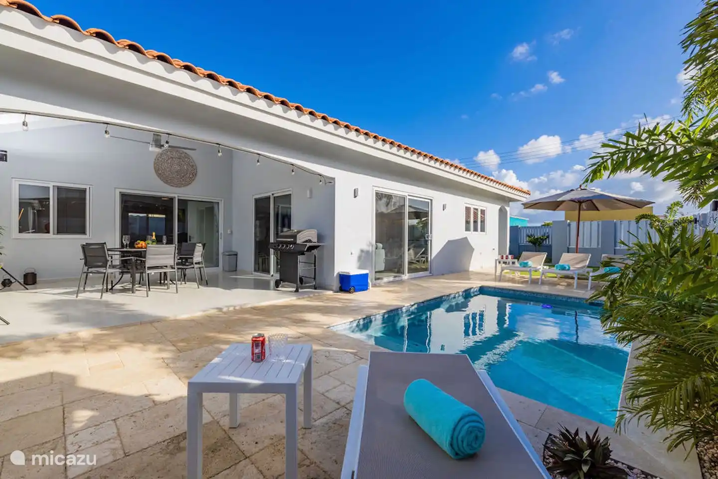 Swimmingpool mit Essbereich im Freien und Grill