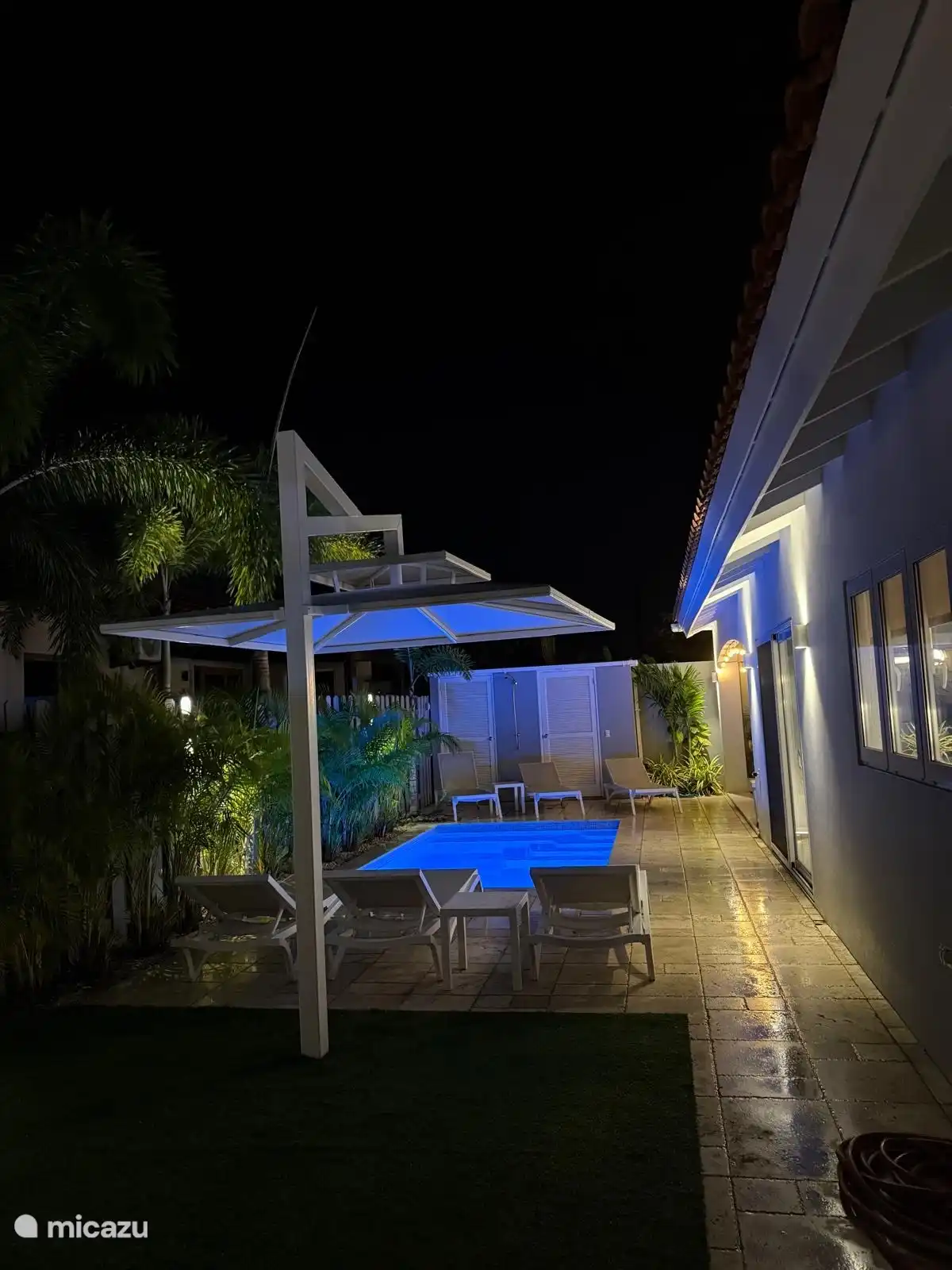 Der Pool ist mit einem luxuriösen Sonnenschirm ausgestattet, der für den nötigen Schatten sorgt