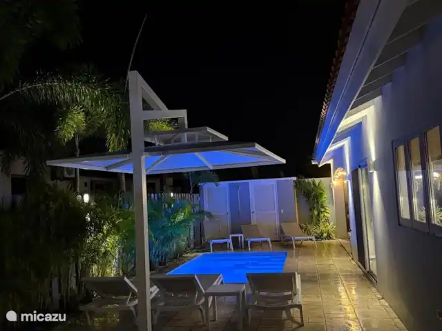 Nouvelle piscine privée moderne 3BDR / 2BA | Aruba, Paradera, Modanza - maison de vacances La piscine est équipée d’un parasol luxueux qui fournit l’ombre nécessaire