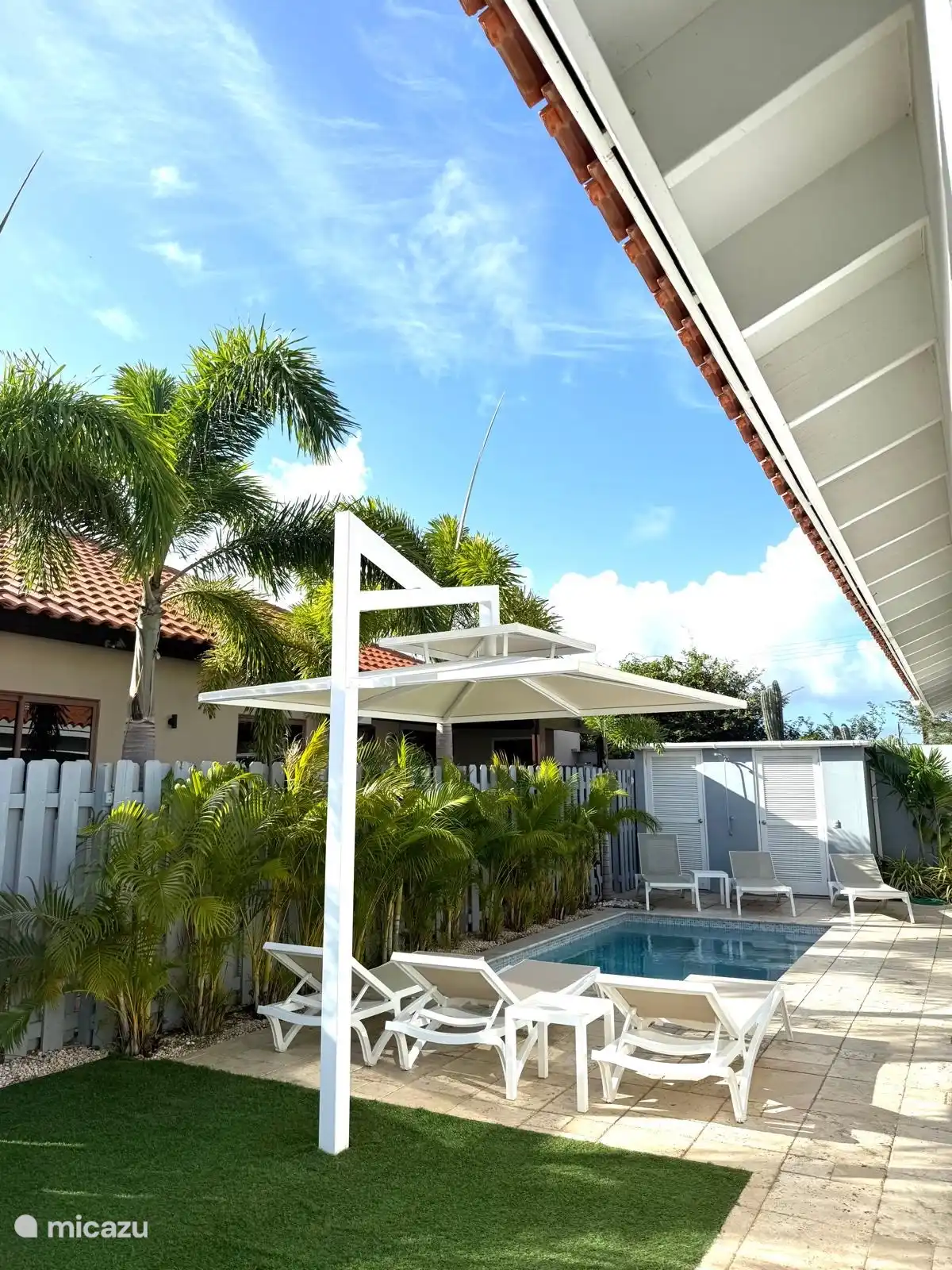 Der Pool ist mit einem luxuriösen Sonnenschirm ausgestattet, der während der warmen Sonnenstunden den nötigen Schatten spendet