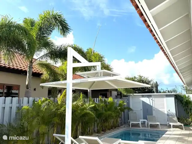 Nouvelle piscine privée moderne 3BDR / 2BA | Aruba, Paradera, Modanza - maison de vacances La piscine est équipée d’un parasol luxueux qui fournit l’ombre nécessaire pendant les heures chaudes d’ensoleillement
