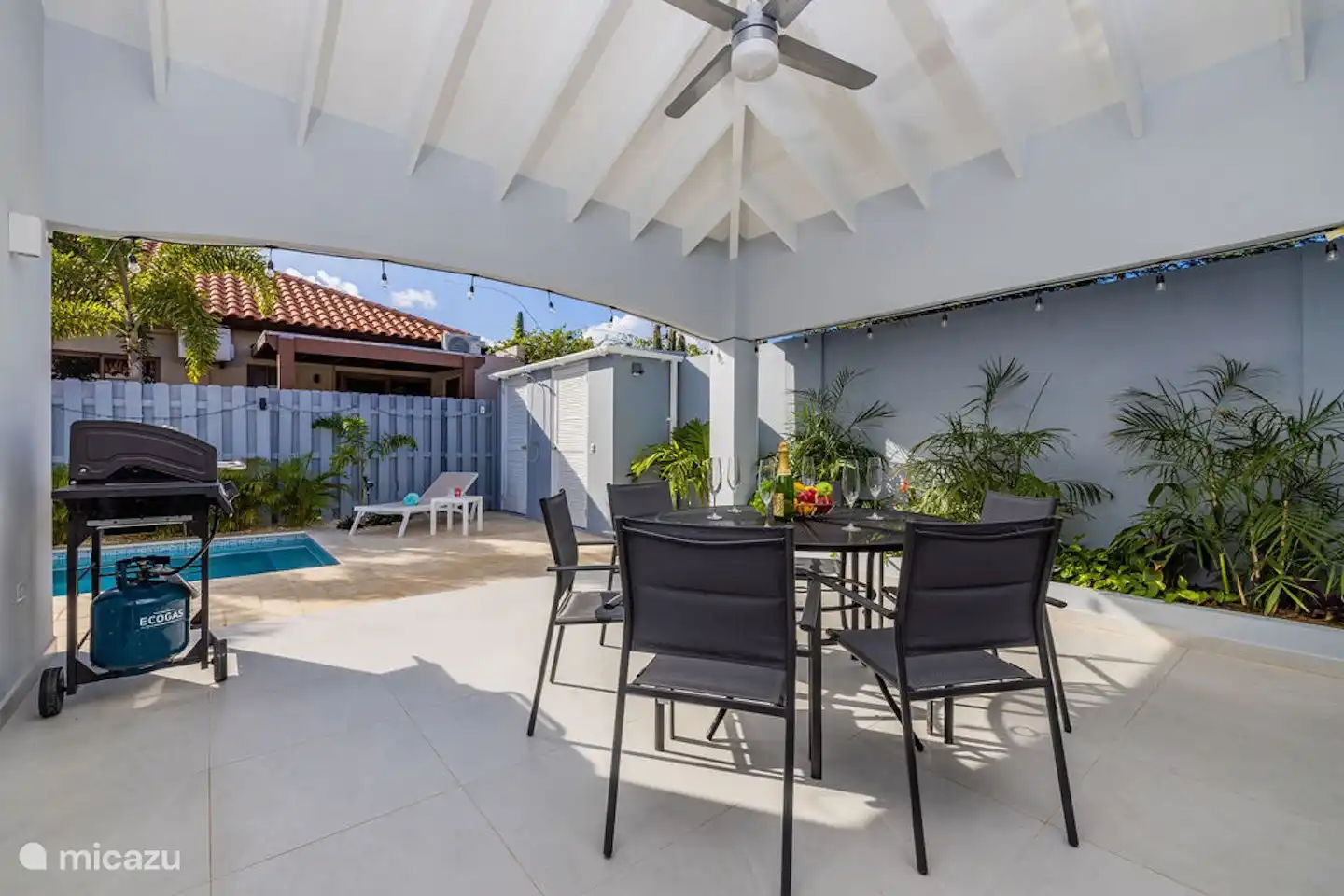 Essen im Freien mit Ventilator und Licht am Pool