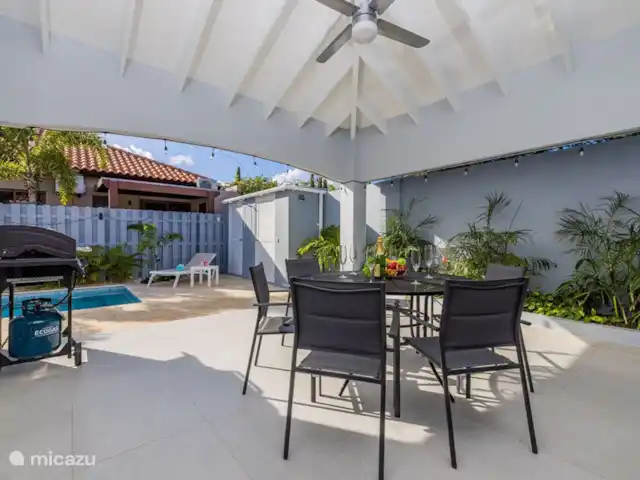 Nouvelle piscine privée moderne 3BDR / 2BA | Aruba, Paradera, Modanza - maison de vacances repas à l'extérieur avec ventilateur et lumière à la piscine