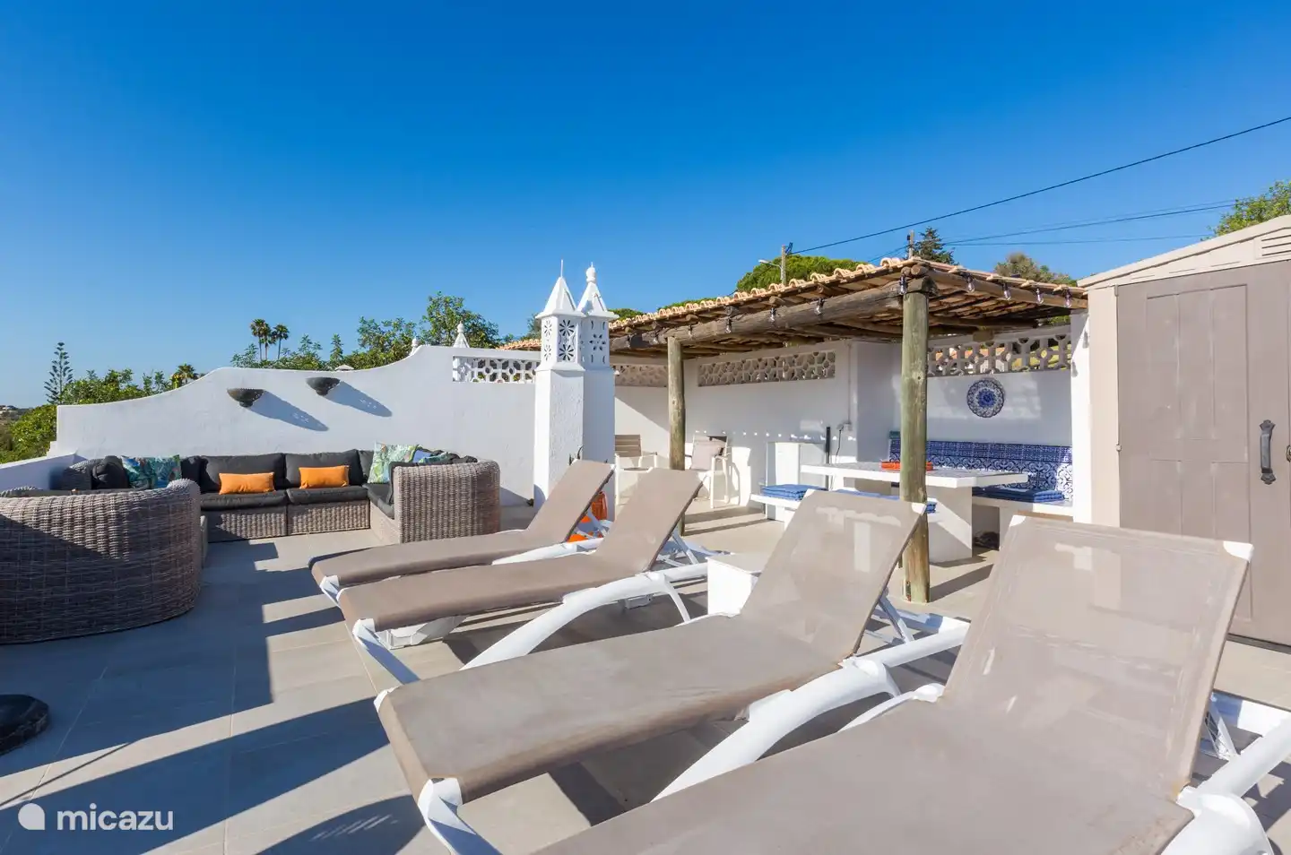 Die große Dachterrasse mit Grill, Sonnenliegen, Lounge-Set, 2 Esstischen und einer wunderschönen Aussicht